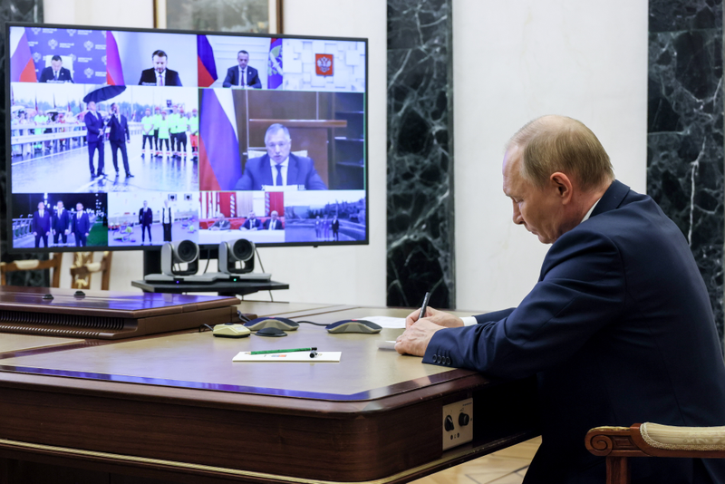 Президент РФ Владимир Путин в Кремле по видеосвязи на церемонии открытия объектов социальной инфраструктуры. Церемония приурочена ко Дню строителя.