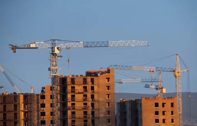 Лишь шесть застройщиков из топ‑20 сократили продажи жилья по ДДУ по итогам 2025 года_5498